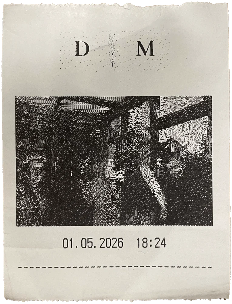 Foto auf einem gedruckten Kassenbon der Fotobox – körniges Schwarz-Weiß mit Datum
