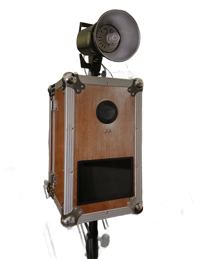 Die Plug-&-Play-Fotobox von Lars Zumpe: Holzkorpus im Flightcase-Rahmen mit Studioleuchte und Touchscreen